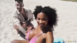 Tia Maria encuentra en la playa a 2 que se la van a coger todo el día, Jmac.RC
