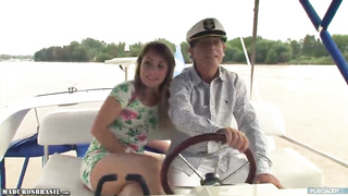 Viejo lleva a navegar y follar a pendeja