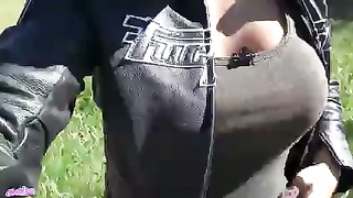 Chica masturbándose con consolador al aire libre en su motocicleta
