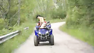 Sexo arriesgado en el quad y en cuerda de escalada
