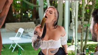 Cubbi Thompson - Camarera mandona sirve coño