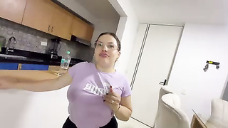 La Gran Kira Blonde Recibe Una Gran Mamada a Su Culo Agrande y Apretado Después Del Gym
