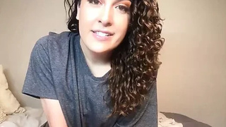 guapa travesti consigue que su novio la masturbación con la mano