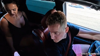BOSNIAN BEAUTYY - Sexo en el coche con una belleza bosnia (viaje de 5 estrellas)