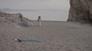 El chico de la playa nudista con Julia Roca