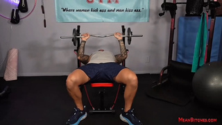 Carmela Clutch - - El abusón del gimnasio