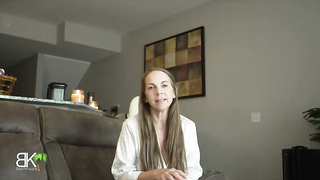 Mamá y su hijastro comparten un sofá Ingles