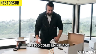 Tatiana Steele con el conserje sub español