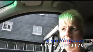 Mutter zeigt Sohn wo es lang geht