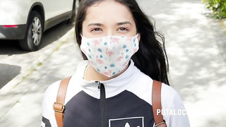 Joven Lucia folla con un viejo