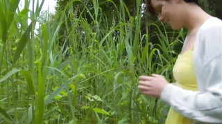 a ella le gusta salir a pasear por el campo