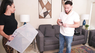 Reya Sunshine - Cheating Mover Fucks Reya Sunshine 2021 4k XXX 2160p