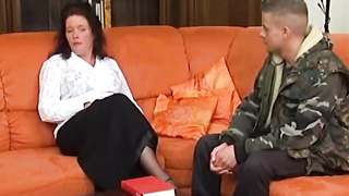 Mature housewife enjoys the visit of a young neighbor because she can always count on hard sex