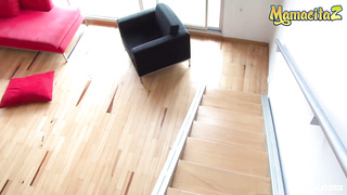 mamacitaz_-_la_criada_colombiana_ana_mesa_limpia_y_obtiene_su_cono_golpeado_por_una_gran_polla_gorda