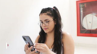 Alquilo un airbnb con mi hermanastro y ocurre algo inesperado- Porno español