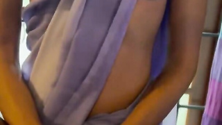 Amateur Indian Desi Stepsister Gives Stepbrother Handjob in Saree xxx