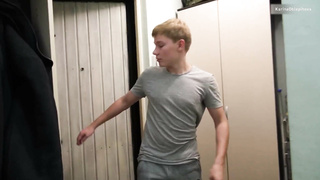 Dollholeпришёл за солью трахнул соседку(1080P)