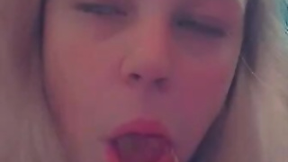 Showing you how she sucks