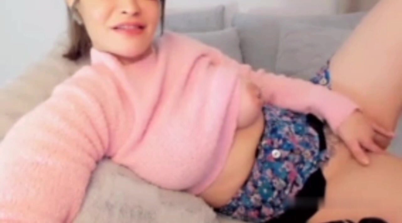 Turkish girl shows boobs