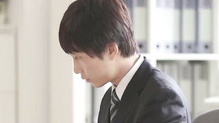 Suzu Honjo I Had a condom With Me (For My Boyfriend) In A Shared Room With A Virgin Boy Subordinate