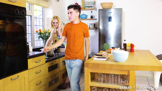 Kitchen helper! Carly Rae  , joldi