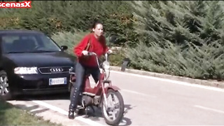 Él folla a su mujer mientras sus vecinos los miran desde la ventana