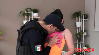 Chica Mexicana folla con un policia
