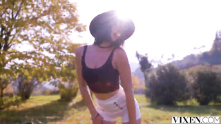 Eve sexy - Brunette Outdoor Hottie