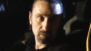 Jane Darlin es chantajeada por viejo para follar