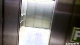 Nice Babe Fucked In The Car