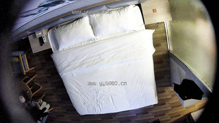 四眼中年油腻大叔和美丽少妇酒店开房打炮别偷拍！大叔总是一副体力不支的样子，动作不大