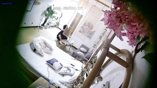 【新片速遞】2024.1.31【酒店偷拍】，美女遇渣男，操爽内射，女的出钱买紧急避孕药，最牛逼的是全裸拿外卖