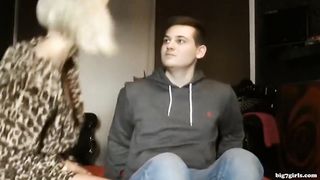 Deutsche Milf lutscht den Schwanz von Nachbarsjungen