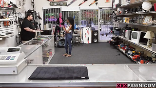 Brittney White chica va a casa de empeño