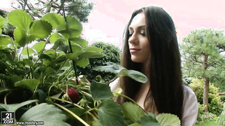 Arwen Gold - Anal in backyard