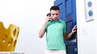 Chloe Cooper, de grandes tetas naturales, los rebota sobre una polla dura