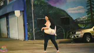 Plumper girl fuck clown