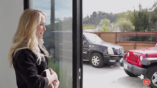 Hot milf seduce the delivery boy