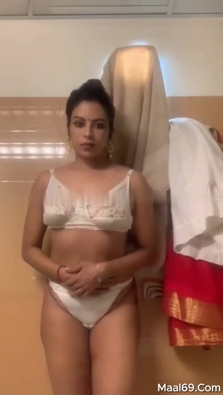Desi Beautiful Bhabhi Showing Beautiful Ass
