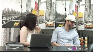 La mejor entrevista de trabajo de tu vida. ¿Cuanto pesan las TETAZAS de Itzal?