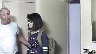 Jovencita de la limpieza