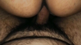 Pareja amateur follando apasionadamente en una mañana de verano