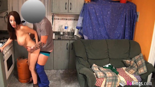 El butanero se pierde en las dos enormes tetas