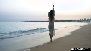 Película Porno - Linda morena follando con dos negros