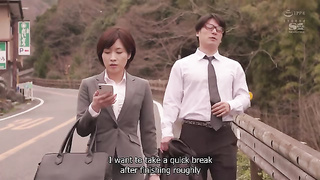 [SSNI-815] A Female Boss Shares A Room At A Hot Spring Resort With Her Stupid, Useless Cowor