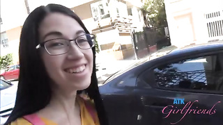 Con la sexy girl de lentes y minifalda nos vamos al museo y luego follamos 1