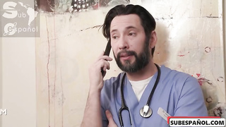 ¡Arrestado El doctor es atrapado follando a su pequeña paciente rubia caliente-Kenzie Reeves-SUB ESP