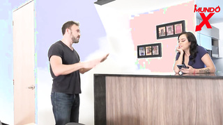 Pide prestado el baño y se coge a la vecina/ Paula Ramos