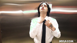 Milf  tetona se queda atorada en el ascensor