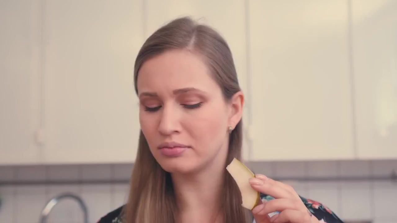 Stella Cardo fucked in kitchen by his boyfriend